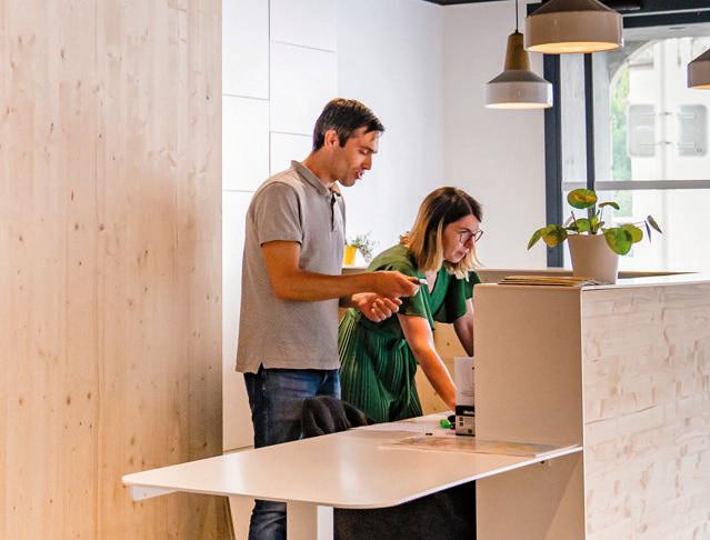 Accueil d'un client à la réception d'un hôtel du réseau