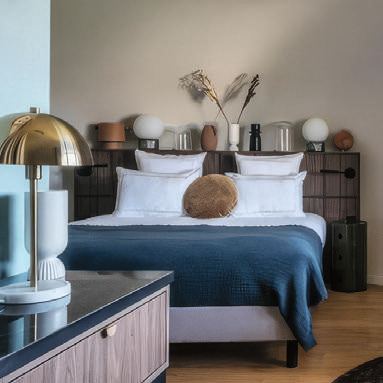 Chambre au décor soigné, tons bleu nuit