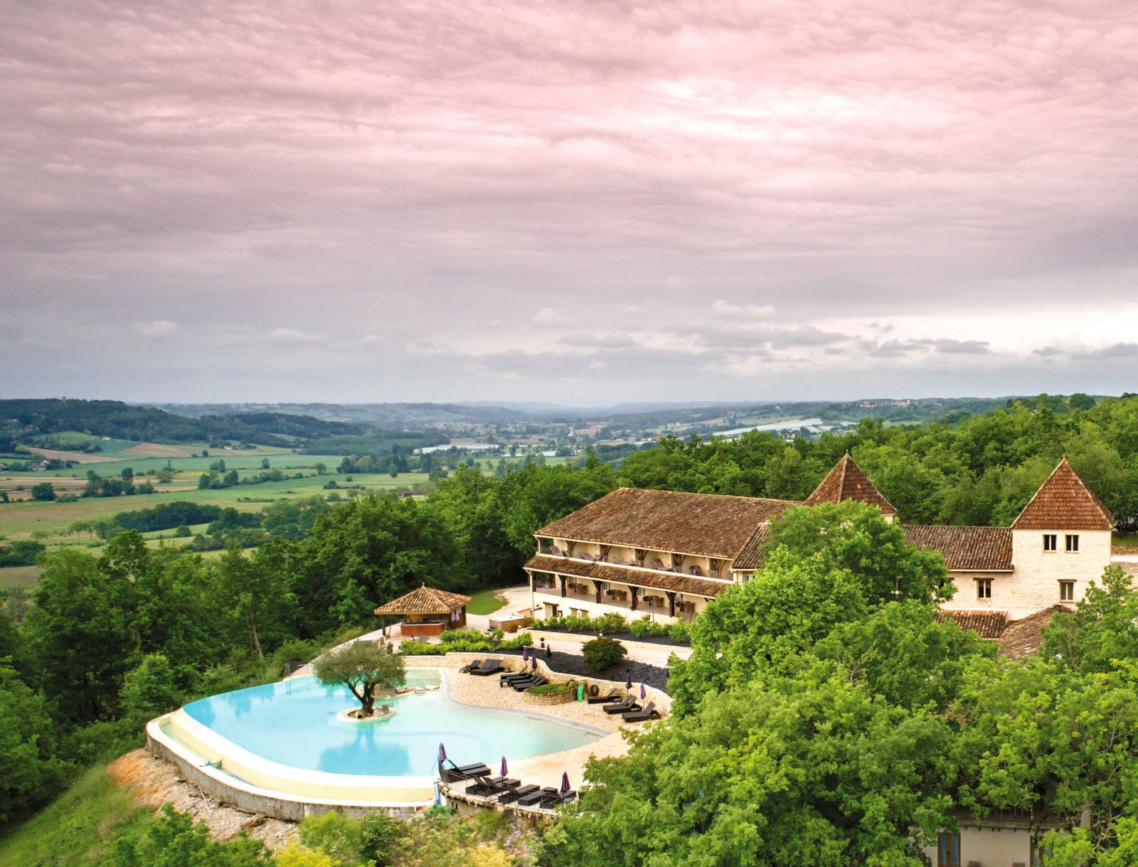 Hôtel du réseau au cœur d'un domaine, avec sa piscine