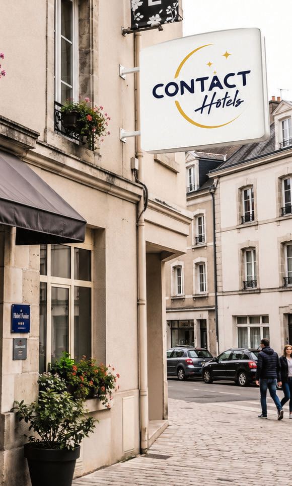Enseigne d'un Contact Hôtel dans une rue de centre-ville