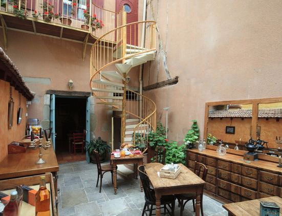 Patio avec escalier en colimaçon et mobilier ancien