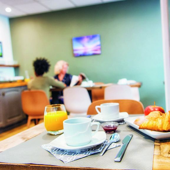 Clients au petit-déjeuner dans un hôtel du réseau